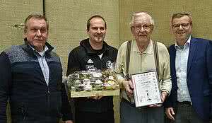 Horst Böing für 60-jährige Schiedsrichter-Tätigkeit ausgezeichnet