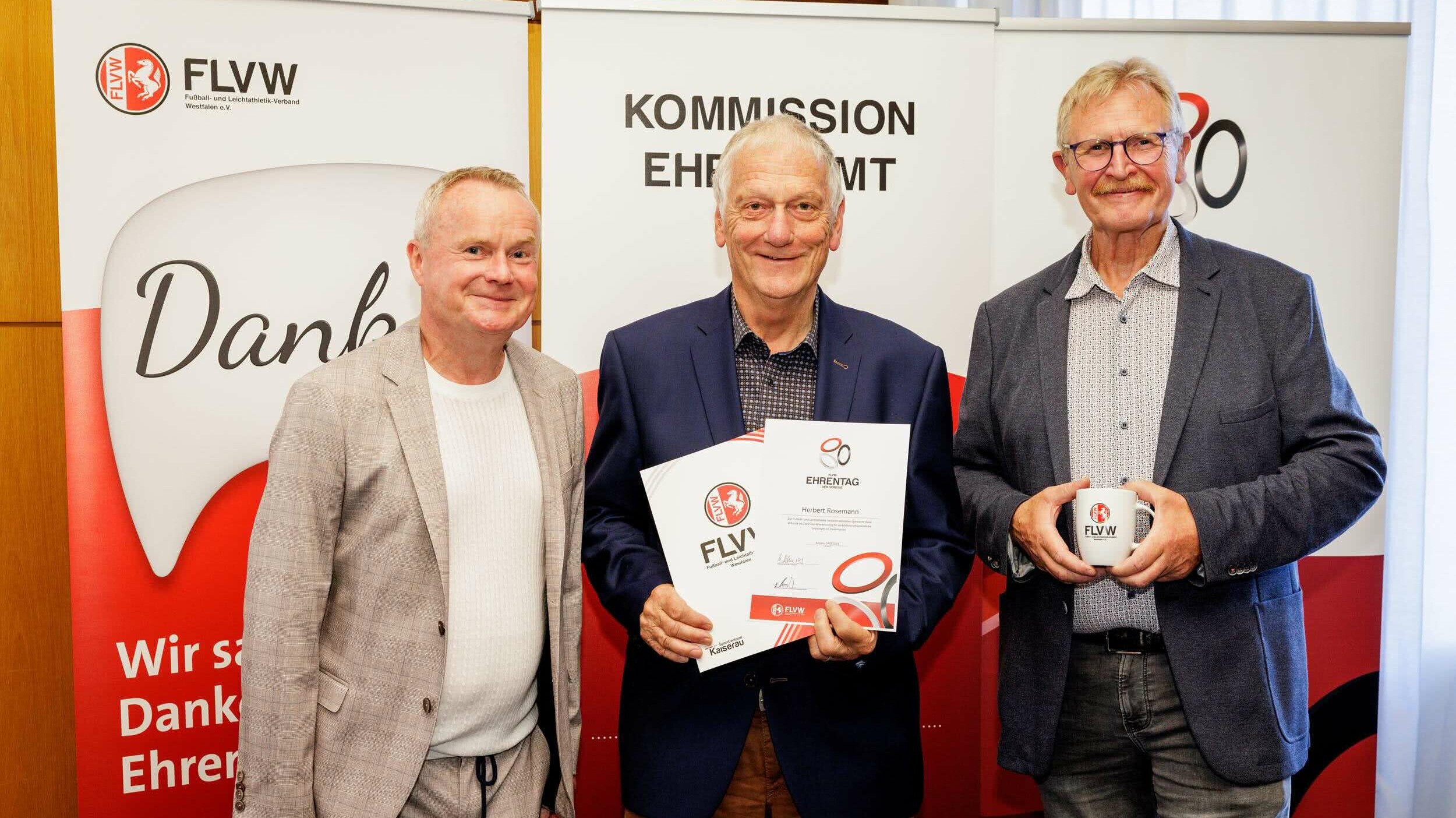Von links: Manfred Schnieders (Präsident FLVW, Herbert Rosemann (VfL Ladbergen), Gottfried Dennebier (Ehrenamtsbeauftragter FLVW